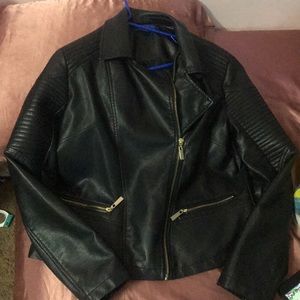 Es una jacket de cuero negra size L